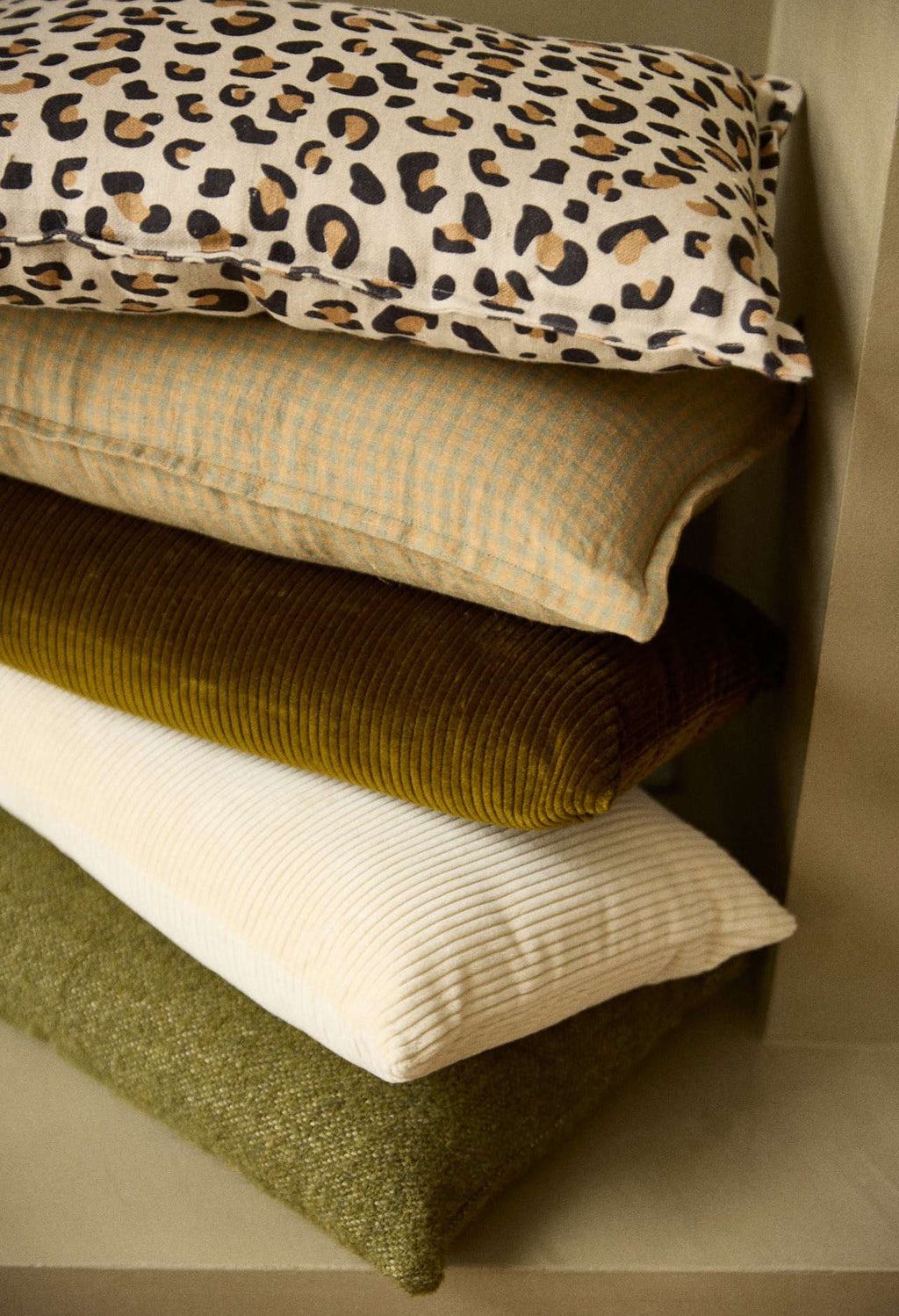 Coussin velours côtelé Olive - 30x50 cm