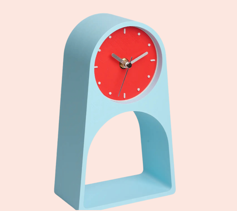 Horloge de table TIVAN - bleu ciel et rouge - Roki
