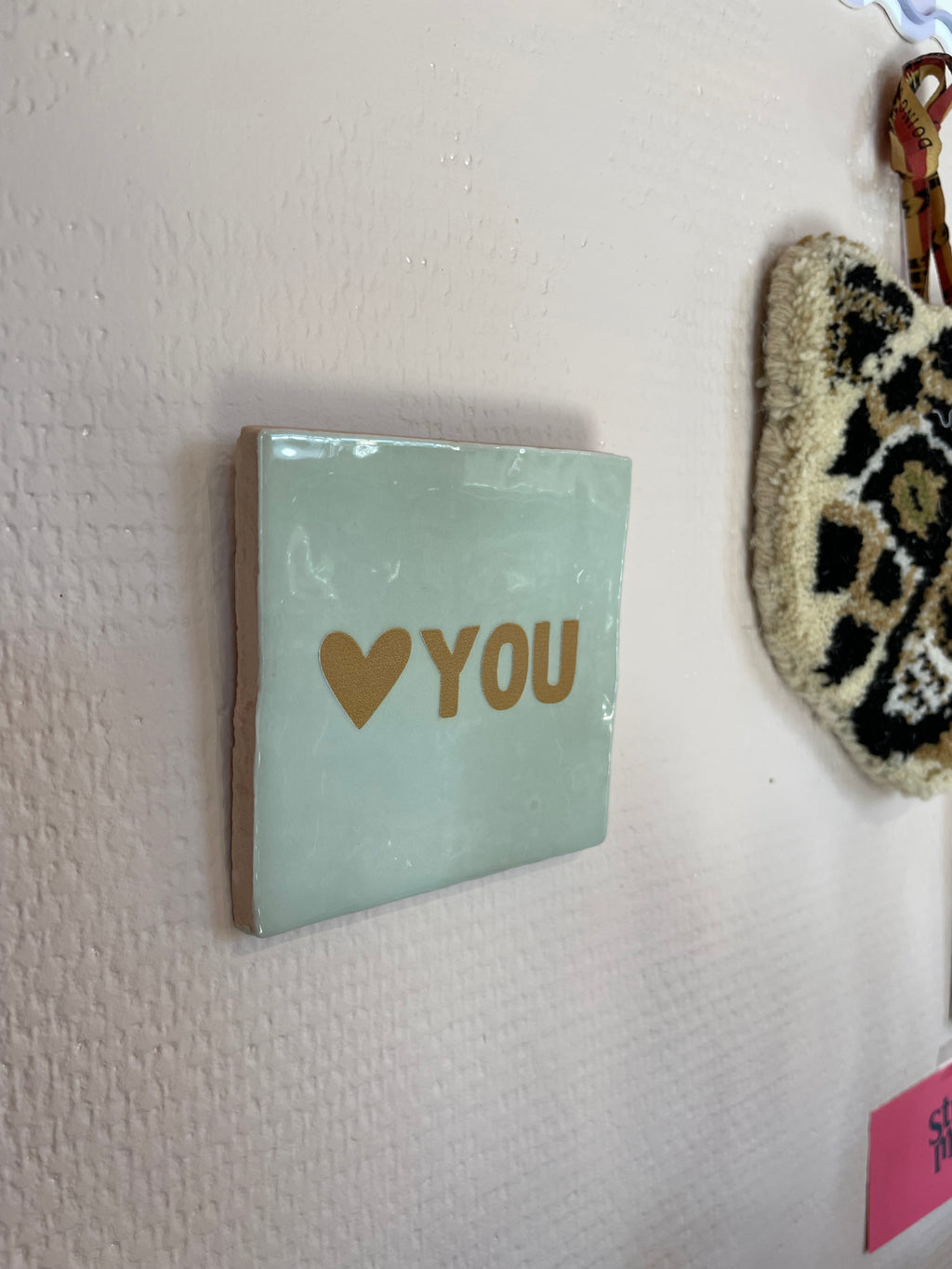 Carreau décoratif en céramique Love you – Studio Meuk
