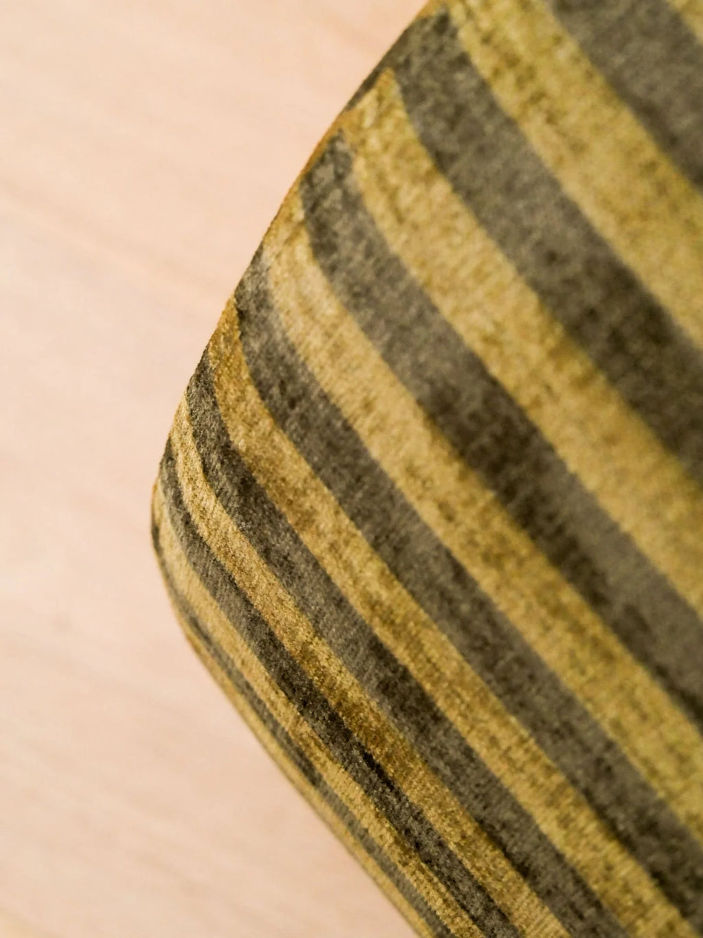 Bilboquet - Pouf velours côtelé vert écorce