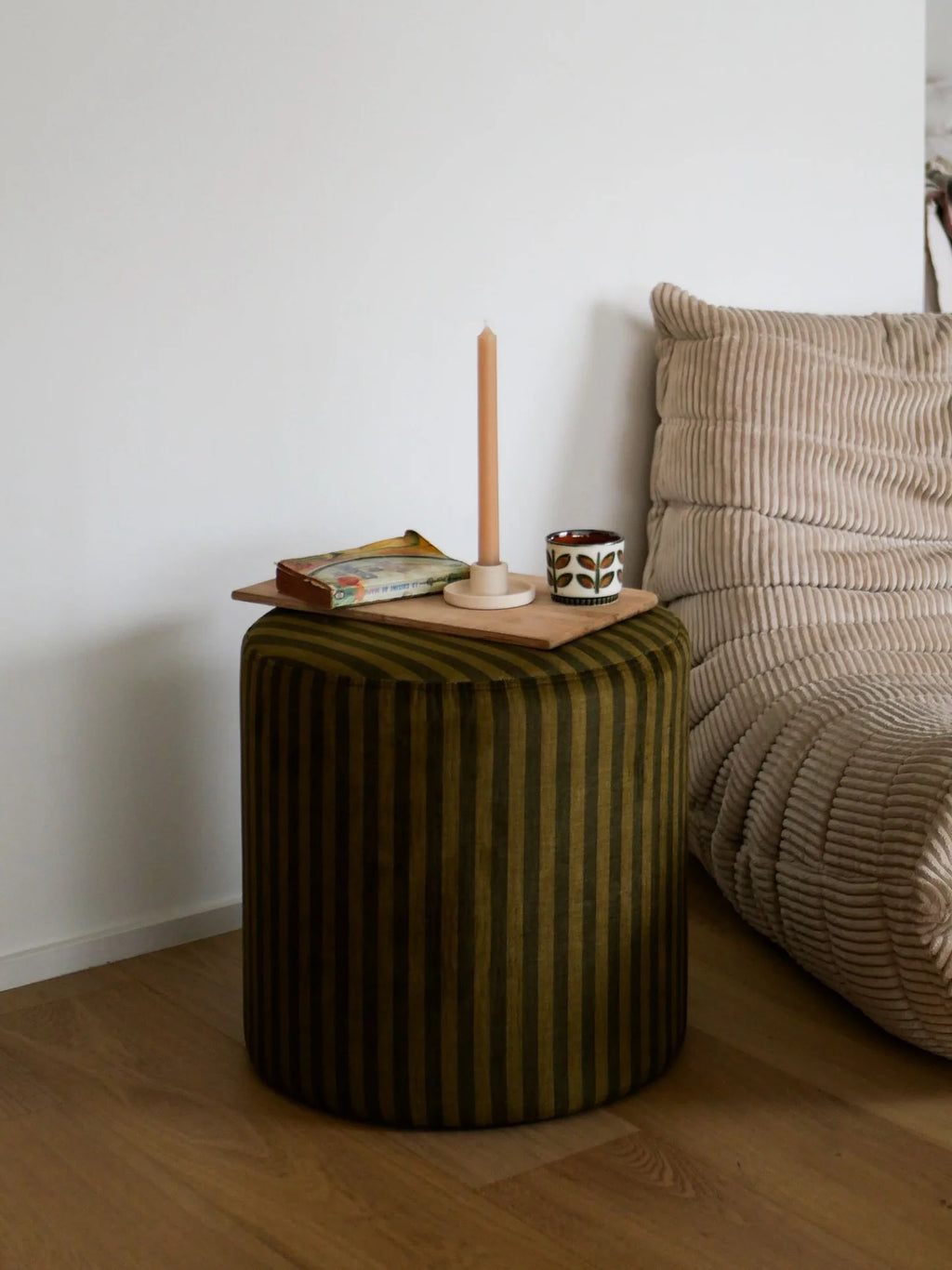Bilboquet - Pouf velours côtelé vert écorce