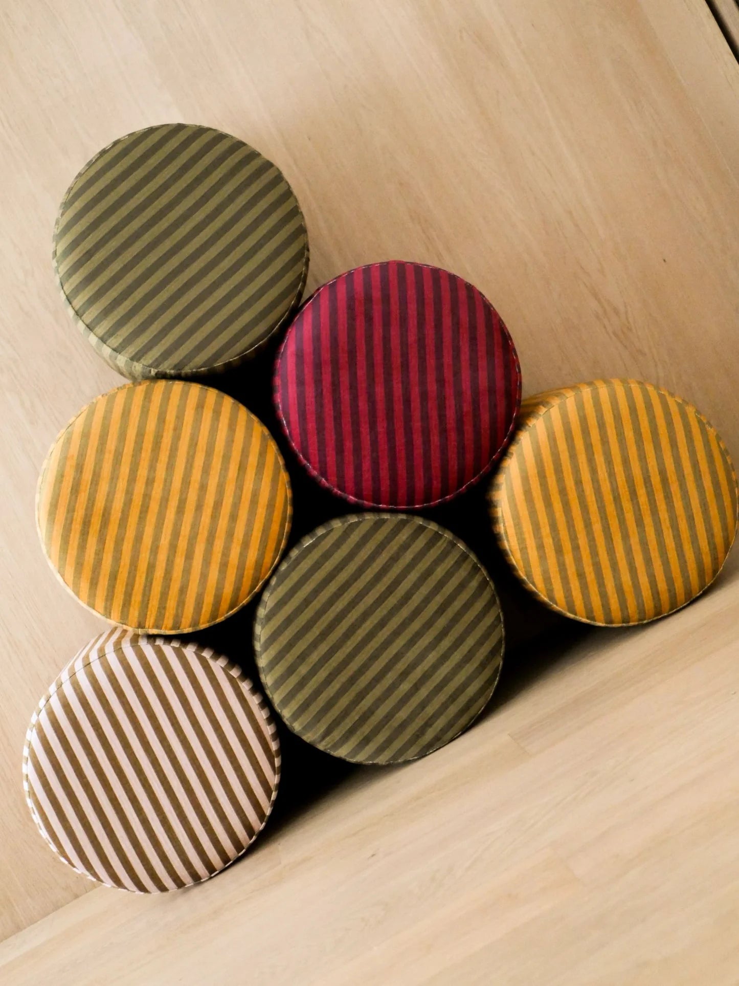 Bilboquet - Pouf velours côtelé vert écorce