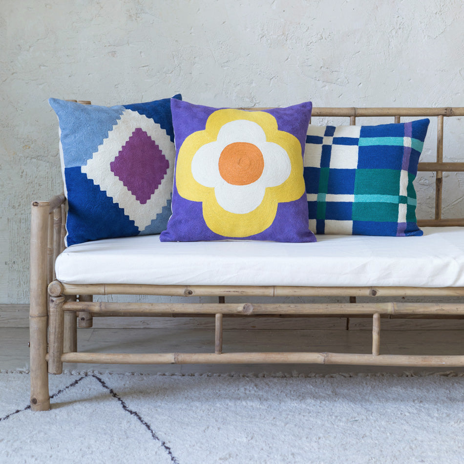 Coussin brodé à la main Freya bleu - 40x60 cm