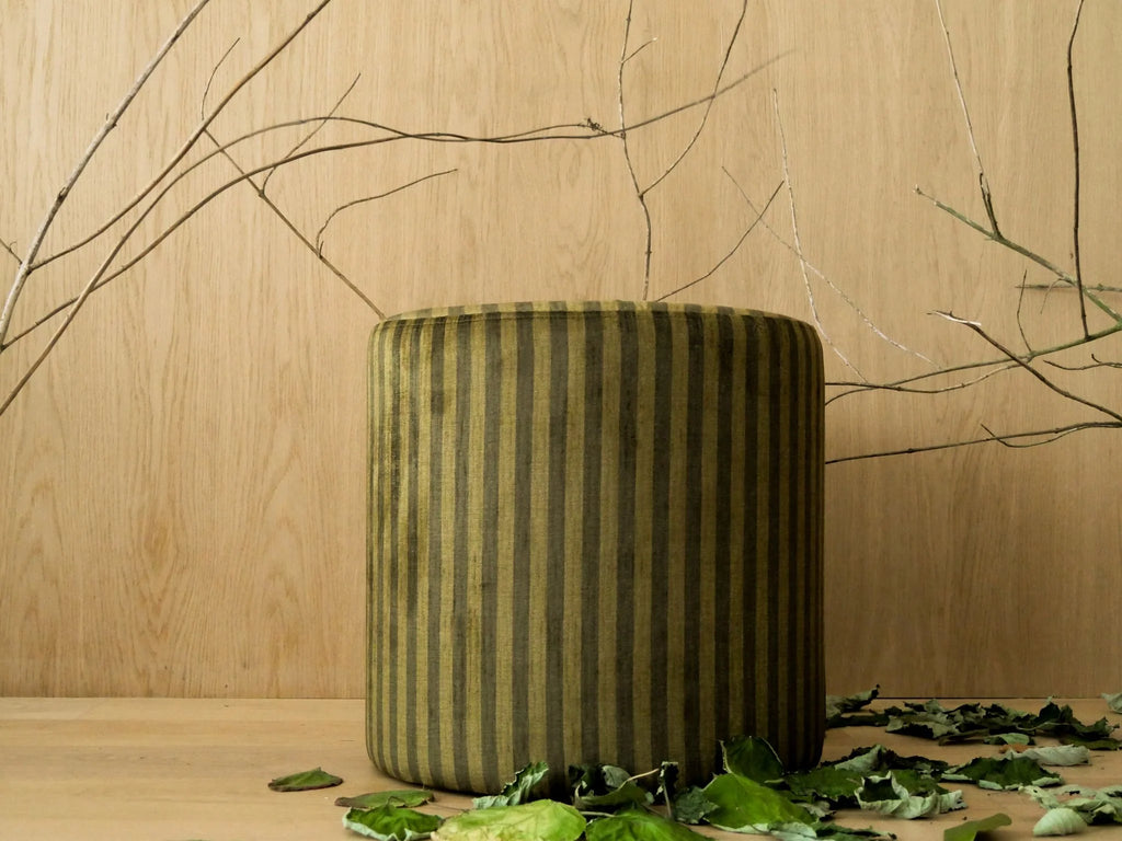 Bilboquet - Pouf velours côtelé vert écorce