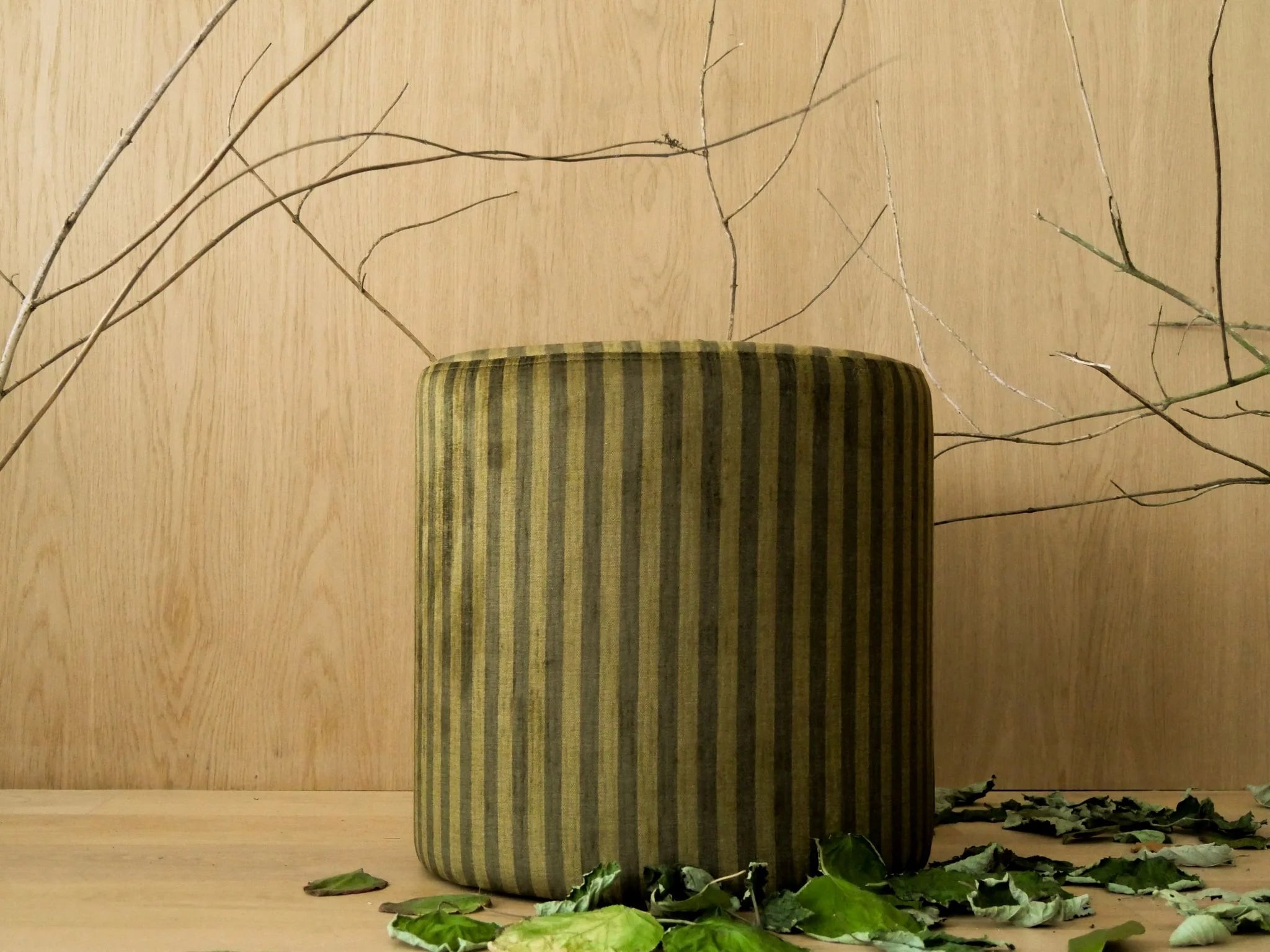 Bilboquet - Pouf velours côtelé vert écorce