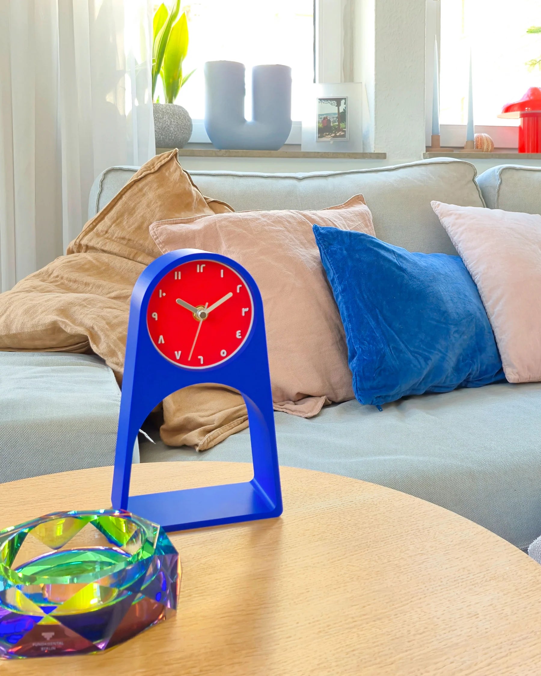 Horloge de table TIVAN - bleu ciel et rouge - Roki
