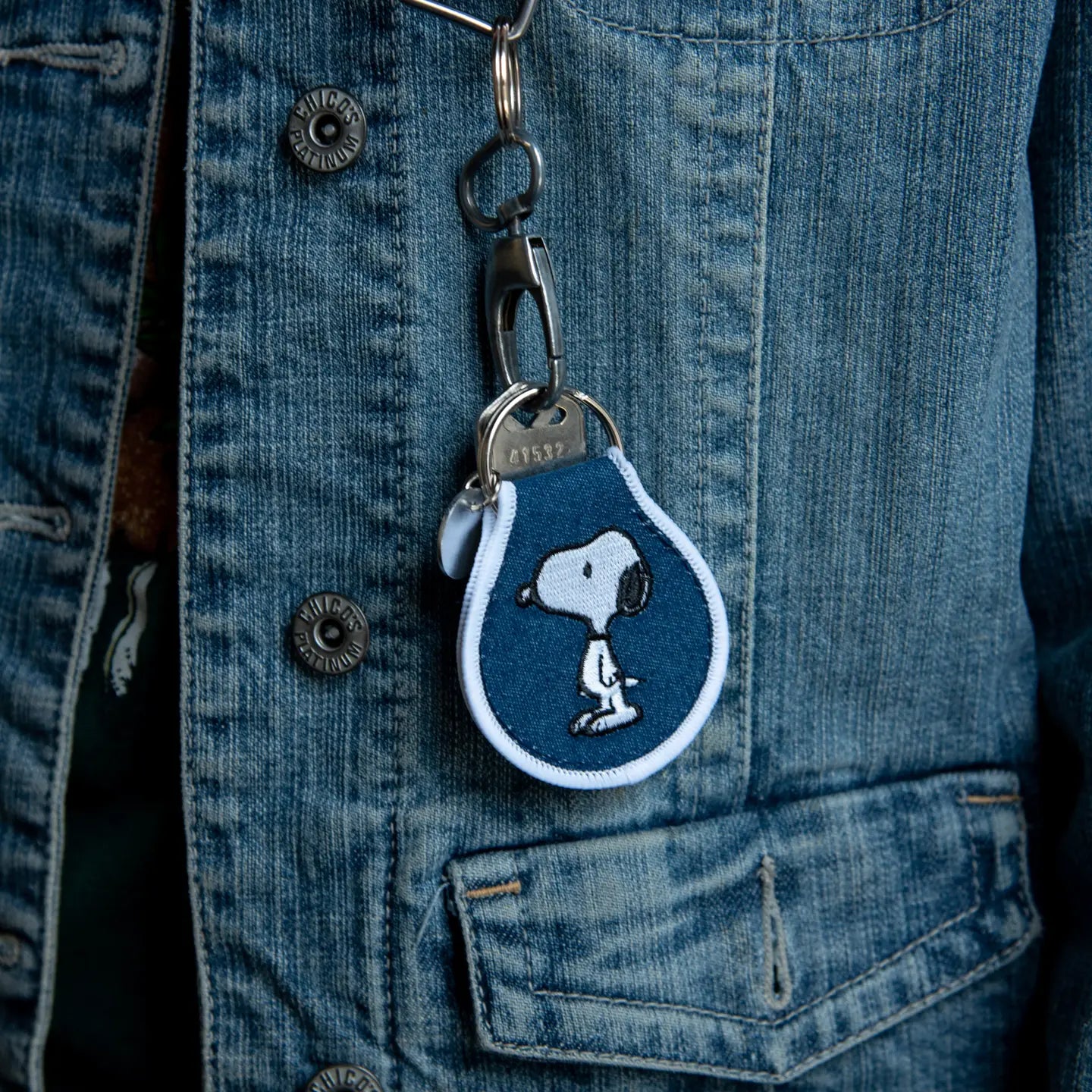 Porte-clés Snoopy brodé - bleu jean's