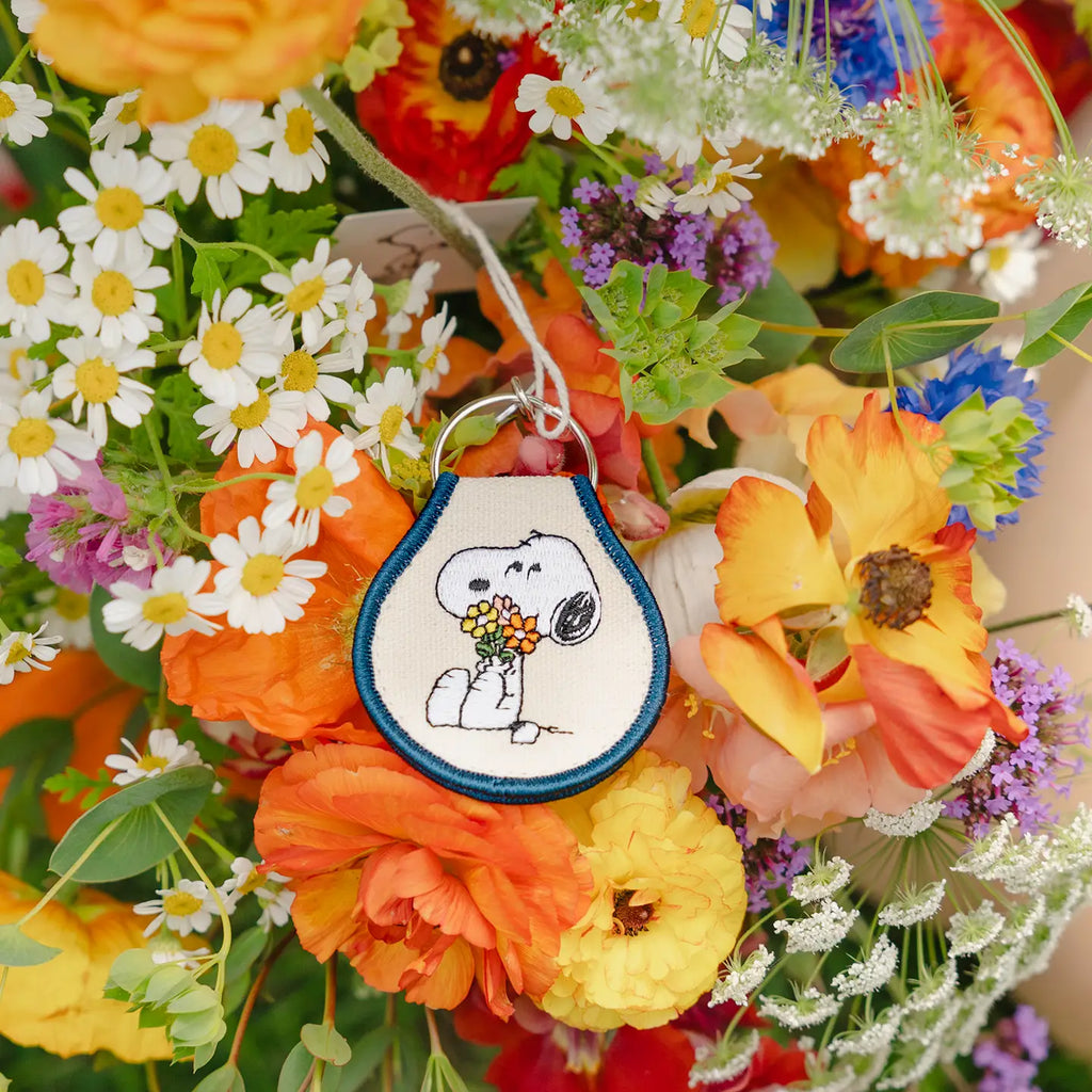 Porte-clés Snoopy brodé - fleurs